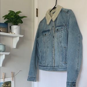 NWOT Levi’s Sherpa Denim Jacket (M)